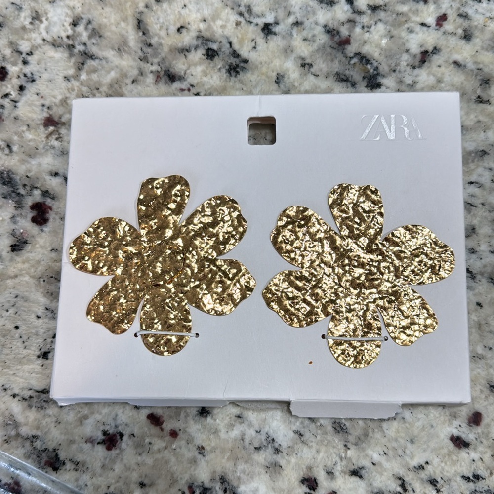 *NEW* ZARA HAMMERED GOLD MAXI FLORAL EARRINGS - Picture 4 of 5